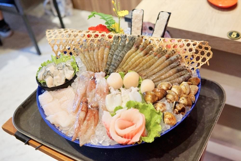 肉多多大變身！網路溫度計好感度星等聲量排名蟬聯兩年第一名肉多多火鍋-桃園春日店！大推爆炒石頭火鍋、海陸爆擊！桃園榜上有名夜宵火鍋