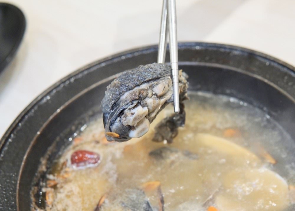 中壢火鍋推薦【最潮台味狂一鍋】新上市燒酒烏骨雞蛤蜊鍋超好吃！獨家桌邊爆炒噴火秀(中壢中山東店)