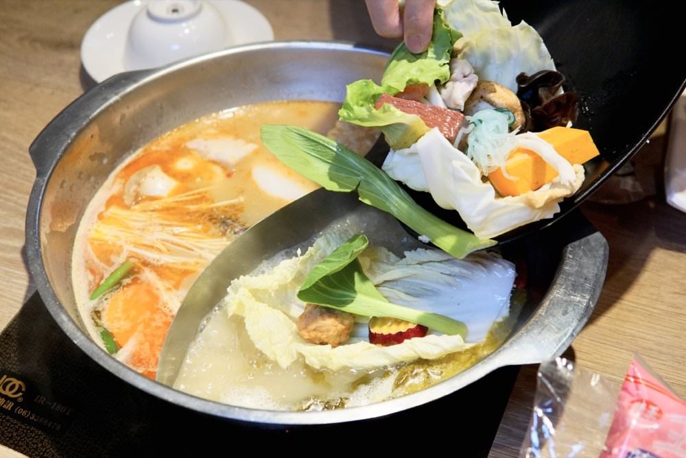 肉多多大變身！網路溫度計好感度星等聲量排名蟬聯兩年第一名肉多多火鍋-桃園春日店！大推爆炒石頭火鍋、海陸爆擊！桃園榜上有名夜宵火鍋