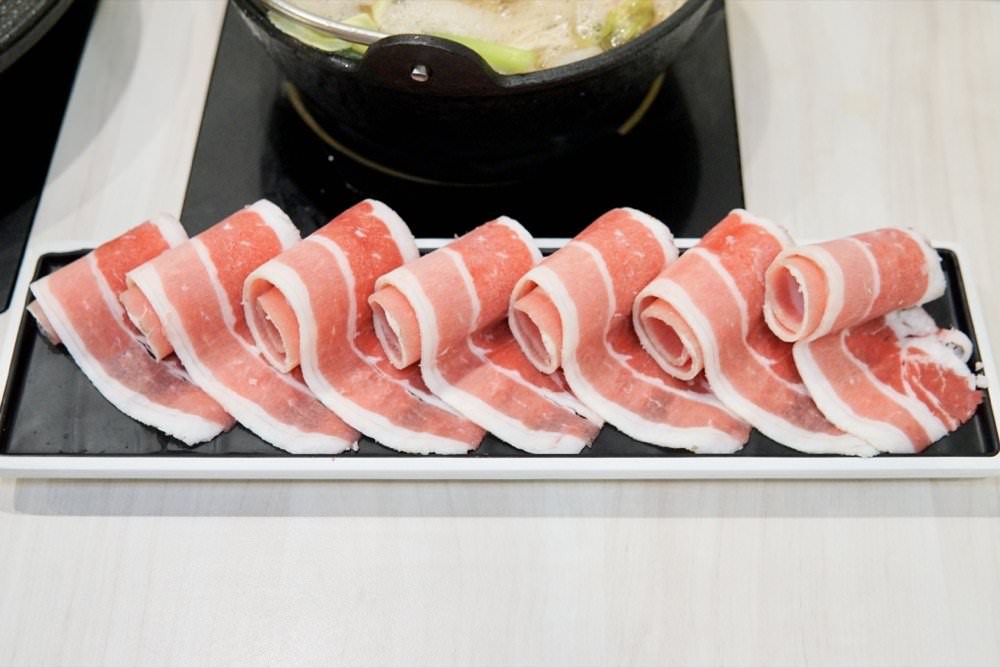 中壢火鍋推薦【最潮台味狂一鍋】新上市燒酒烏骨雞蛤蜊鍋超好吃！獨家桌邊爆炒噴火秀(中壢中山東店)