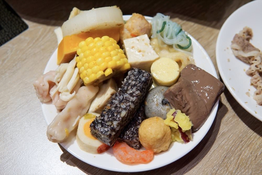 肉多多大變身！網路溫度計好感度星等聲量排名蟬聯兩年第一名肉多多火鍋-桃園春日店！大推爆炒石頭火鍋、海陸爆擊！桃園榜上有名夜宵火鍋