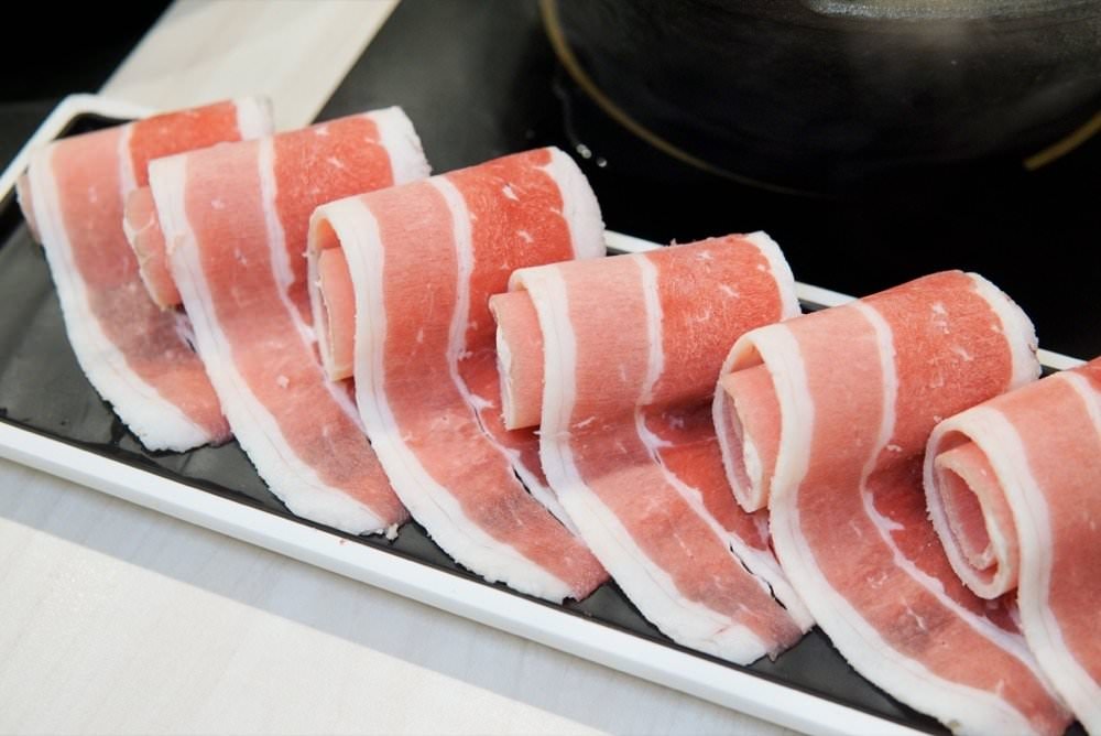 中壢火鍋推薦【最潮台味狂一鍋】新上市燒酒烏骨雞蛤蜊鍋超好吃！獨家桌邊爆炒噴火秀(中壢中山東店)