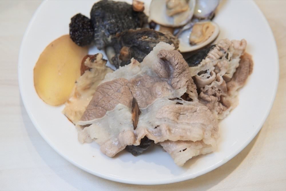 中壢火鍋推薦【最潮台味狂一鍋】新上市燒酒烏骨雞蛤蜊鍋超好吃！獨家桌邊爆炒噴火秀(中壢中山東店)