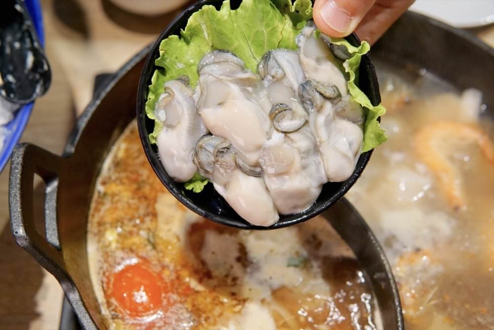 肉多多大變身！網路溫度計好感度星等聲量排名蟬聯兩年第一名肉多多火鍋-桃園春日店！大推爆炒石頭火鍋、海陸爆擊！桃園榜上有名夜宵火鍋