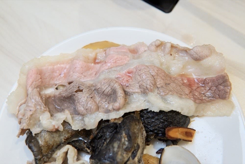 中壢火鍋推薦【最潮台味狂一鍋】新上市燒酒烏骨雞蛤蜊鍋超好吃！獨家桌邊爆炒噴火秀(中壢中山東店)