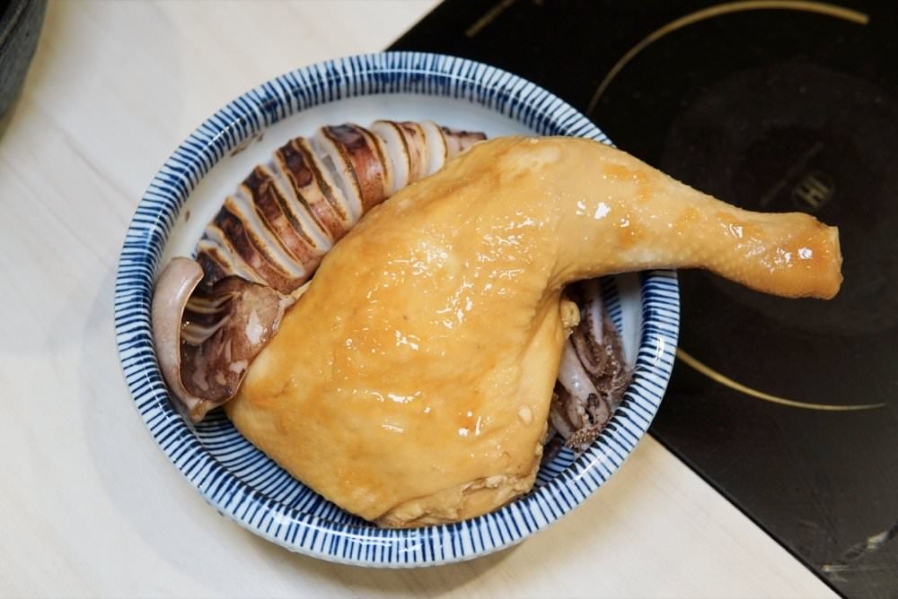 中壢火鍋推薦【最潮台味狂一鍋】新上市燒酒烏骨雞蛤蜊鍋超好吃！獨家桌邊爆炒噴火秀(中壢中山東店)