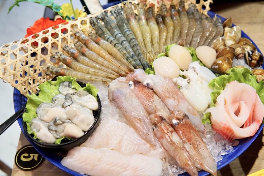 肉多多大變身！網路溫度計好感度星等聲量排名蟬聯兩年第一名肉多多火鍋-桃園春日店！大推爆炒石頭火鍋、海陸爆擊！桃園榜上有名夜宵火鍋