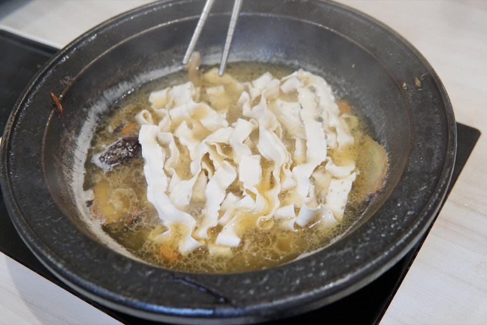 中壢火鍋推薦【最潮台味狂一鍋】新上市燒酒烏骨雞蛤蜊鍋超好吃！獨家桌邊爆炒噴火秀(中壢中山東店)