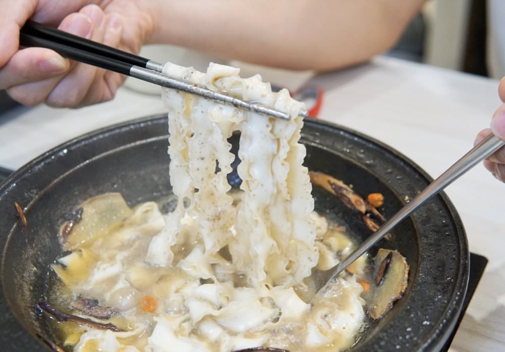 中壢火鍋推薦【最潮台味狂一鍋】新上市燒酒烏骨雞蛤蜊鍋超好吃！獨家桌邊爆炒噴火秀(中壢中山東店)