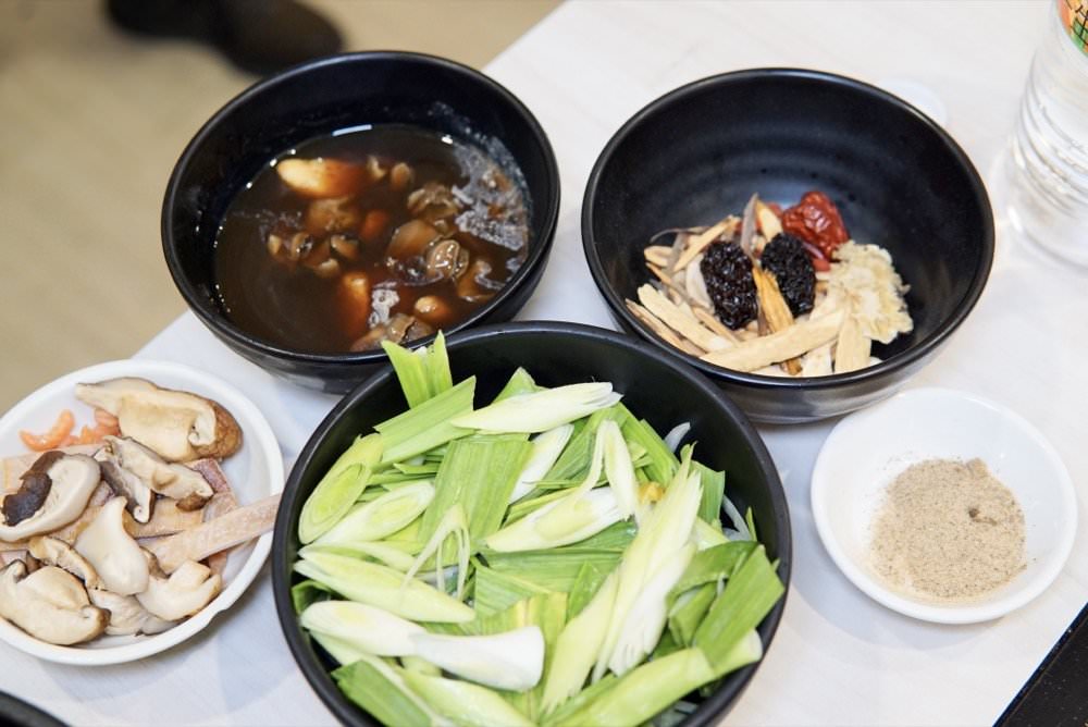 中壢火鍋推薦【最潮台味狂一鍋】新上市燒酒烏骨雞蛤蜊鍋超好吃！獨家桌邊爆炒噴火秀(中壢中山東店)