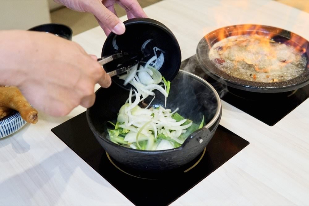 中壢火鍋推薦【最潮台味狂一鍋】新上市燒酒烏骨雞蛤蜊鍋超好吃！獨家桌邊爆炒噴火秀(中壢中山東店)