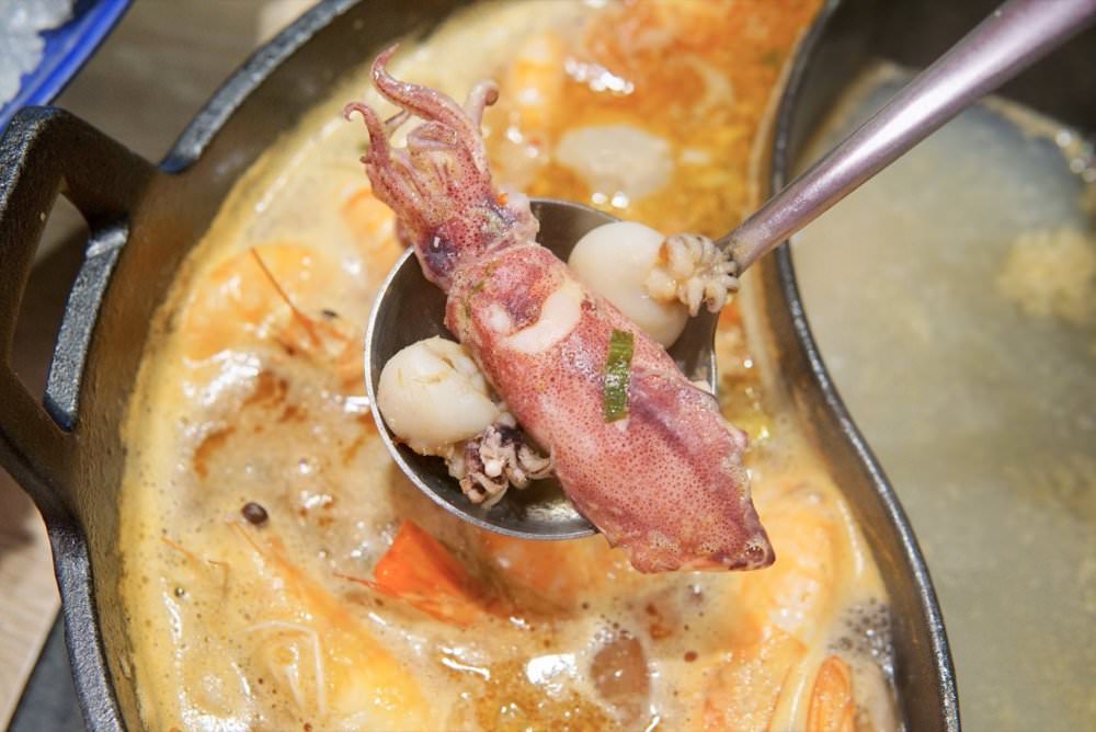 肉多多大變身！網路溫度計好感度星等聲量排名蟬聯兩年第一名肉多多火鍋-桃園春日店！大推爆炒石頭火鍋、海陸爆擊！桃園榜上有名夜宵火鍋