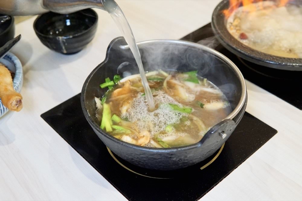 中壢火鍋推薦【最潮台味狂一鍋】新上市燒酒烏骨雞蛤蜊鍋超好吃！獨家桌邊爆炒噴火秀(中壢中山東店)