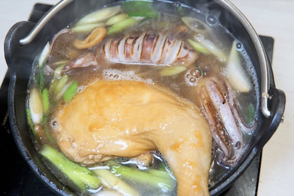 中壢火鍋推薦【最潮台味狂一鍋】新上市燒酒烏骨雞蛤蜊鍋超好吃！獨家桌邊爆炒噴火秀(中壢中山東店)