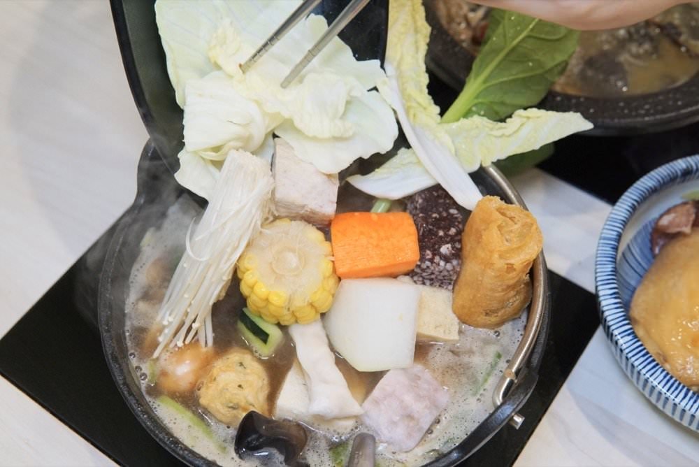 中壢火鍋推薦【最潮台味狂一鍋】新上市燒酒烏骨雞蛤蜊鍋超好吃！獨家桌邊爆炒噴火秀(中壢中山東店)