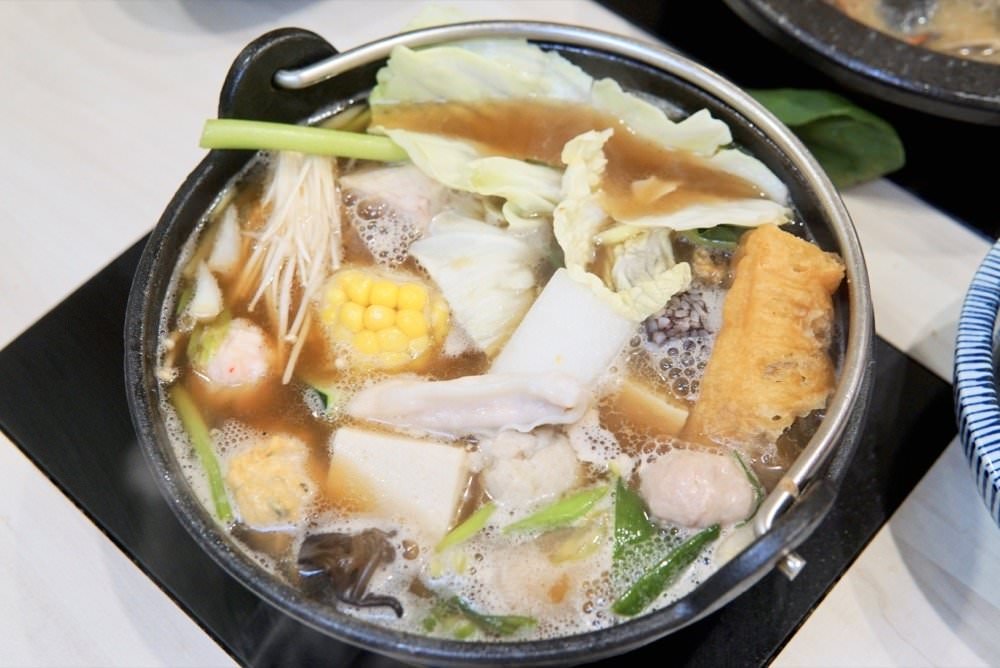 中壢火鍋推薦【最潮台味狂一鍋】新上市燒酒烏骨雞蛤蜊鍋超好吃！獨家桌邊爆炒噴火秀(中壢中山東店)