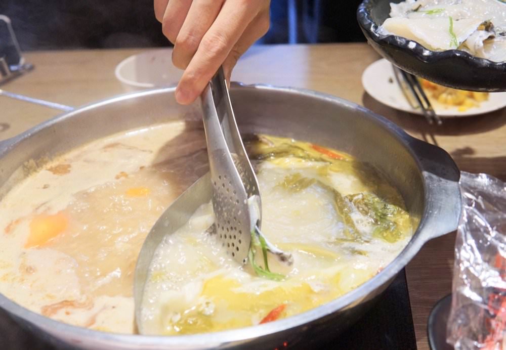 肉多多大變身！網路溫度計好感度星等聲量排名蟬聯兩年第一名肉多多火鍋-桃園春日店！大推爆炒石頭火鍋、海陸爆擊！桃園榜上有名夜宵火鍋