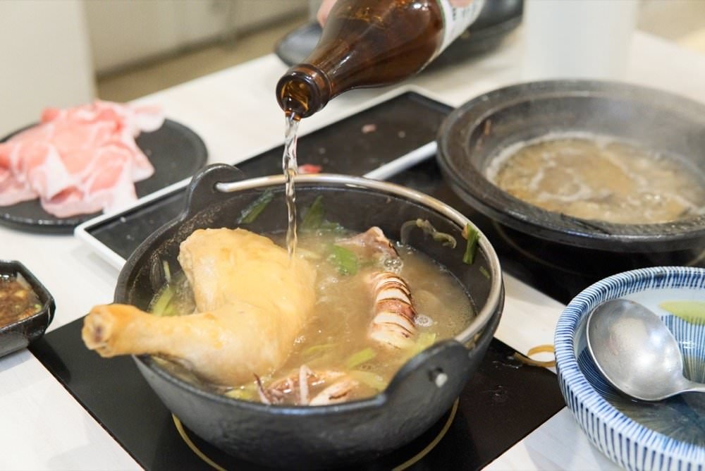 中壢火鍋推薦【最潮台味狂一鍋】新上市燒酒烏骨雞蛤蜊鍋超好吃！獨家桌邊爆炒噴火秀(中壢中山東店)