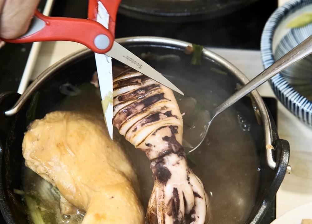 中壢火鍋推薦【最潮台味狂一鍋】新上市燒酒烏骨雞蛤蜊鍋超好吃！獨家桌邊爆炒噴火秀(中壢中山東店)