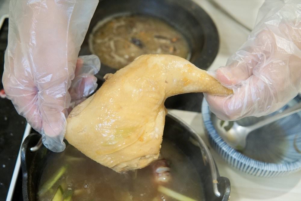 中壢火鍋推薦【最潮台味狂一鍋】新上市燒酒烏骨雞蛤蜊鍋超好吃！獨家桌邊爆炒噴火秀(中壢中山東店)