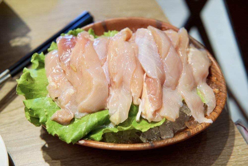 肉多多大變身！網路溫度計好感度星等聲量排名蟬聯兩年第一名肉多多火鍋-桃園春日店！大推爆炒石頭火鍋、海陸爆擊！桃園榜上有名夜宵火鍋