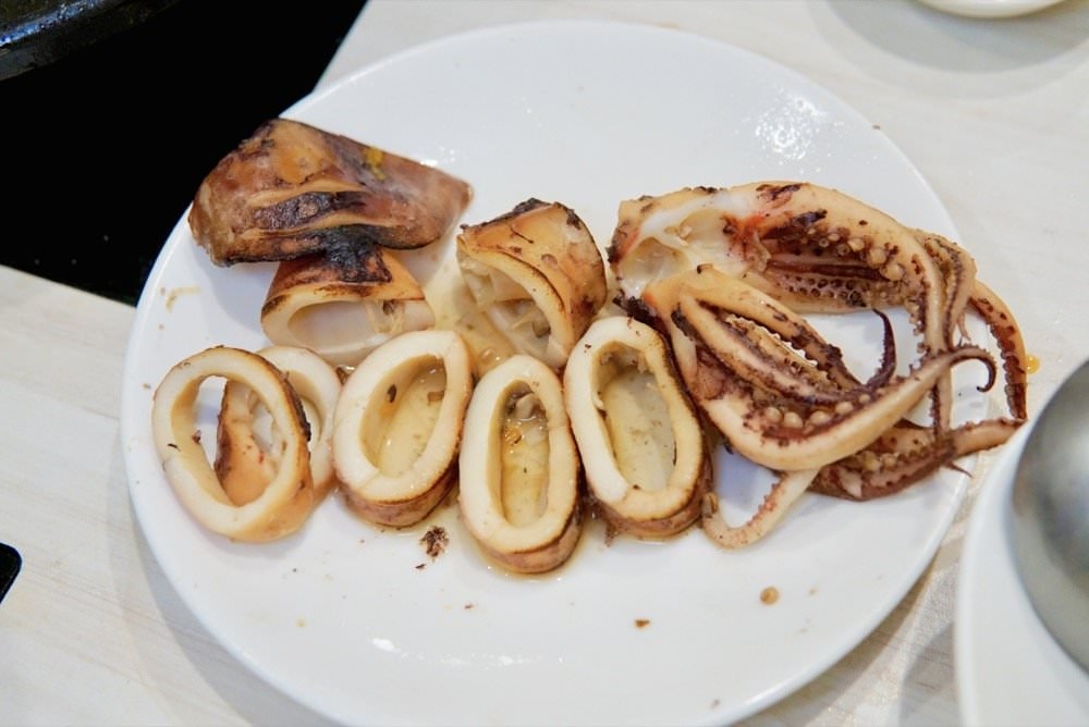 中壢火鍋推薦【最潮台味狂一鍋】新上市燒酒烏骨雞蛤蜊鍋超好吃！獨家桌邊爆炒噴火秀(中壢中山東店)