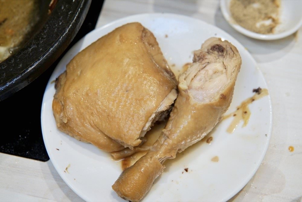 中壢火鍋推薦【最潮台味狂一鍋】新上市燒酒烏骨雞蛤蜊鍋超好吃！獨家桌邊爆炒噴火秀(中壢中山東店)