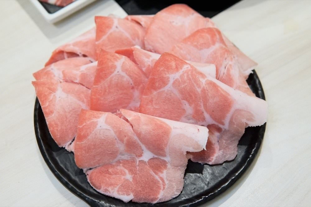 中壢火鍋推薦【最潮台味狂一鍋】新上市燒酒烏骨雞蛤蜊鍋超好吃！獨家桌邊爆炒噴火秀(中壢中山東店)