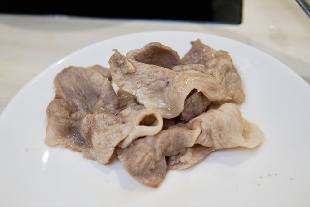 中壢火鍋推薦【最潮台味狂一鍋】新上市燒酒烏骨雞蛤蜊鍋超好吃！獨家桌邊爆炒噴火秀(中壢中山東店)