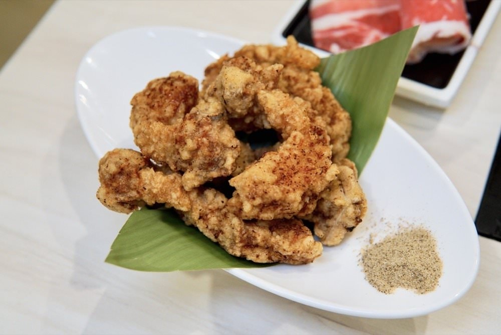 中壢火鍋推薦【最潮台味狂一鍋】新上市燒酒烏骨雞蛤蜊鍋超好吃！獨家桌邊爆炒噴火秀(中壢中山東店)