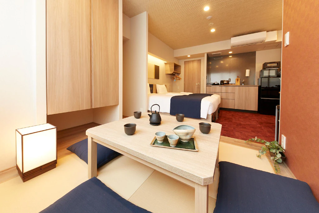 京都公寓式飯店推薦｜京都車站附近【京都七條堀川曼迪高級公寓飯店】和式四人房、上下舖家庭房設備齊全附廚房.洗衣機.烤箱.微波爐.冰箱冷凍庫MONday Apart Premium Kyoto Shichijo Horikawa