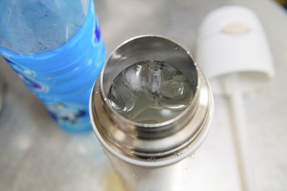 膳魔師保溫瓶FHL-551開箱！超美又實用的保溫保冷瓶，單手一觸即開、超方便不銹鋼內膽！