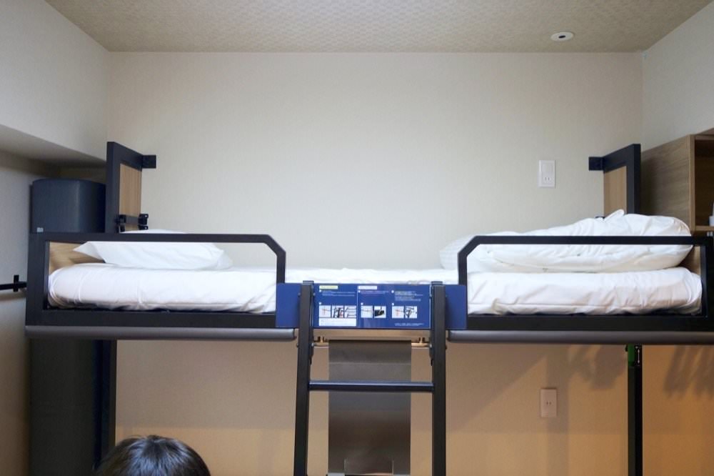 京都公寓式飯店推薦｜京都車站附近【京都七條堀川曼迪高級公寓飯店】和式四人房、上下舖家庭房設備齊全附廚房.洗衣機.烤箱.微波爐.冰箱冷凍庫MONday Apart Premium Kyoto Shichijo Horikawa