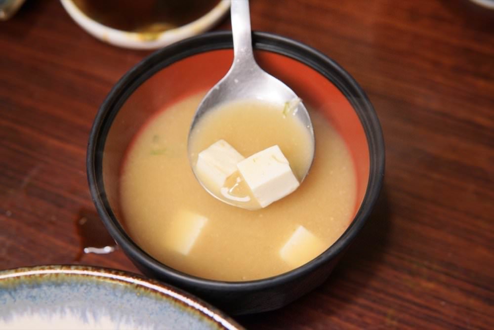 大安區美食推薦【Food二十食堂】超好吃握壽司、生魚片丼飯、一夜干、唐揚雞，新鮮美味日式料理｜大安區平價日料、外送美食推薦！