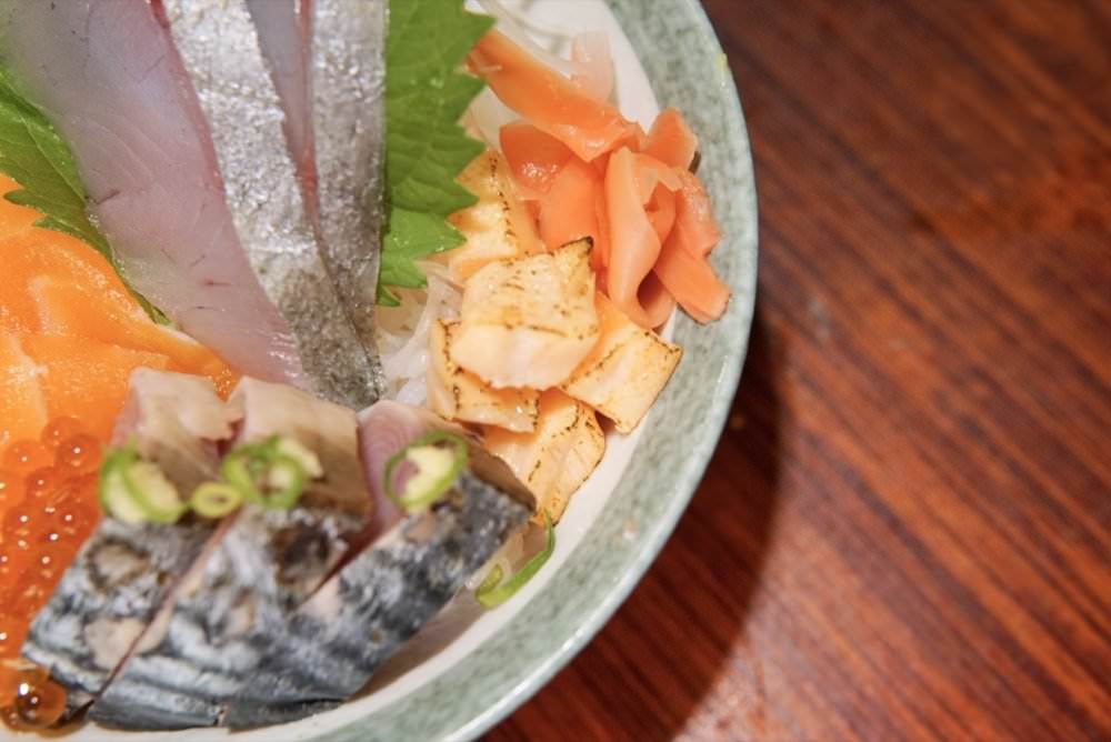 大安區美食推薦【Food二十食堂】超好吃握壽司、生魚片丼飯、一夜干、唐揚雞，新鮮美味日式料理｜大安區平價日料、外送美食推薦！