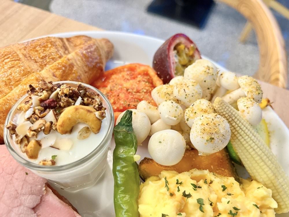 中壢青埔早午餐推薦｜輕綠舍 Lite Canteen｜美味厚火腿培根盤餐