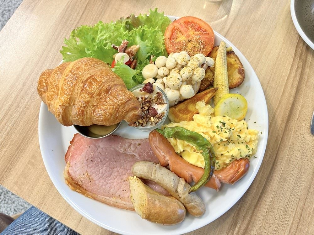 中壢青埔早午餐推薦｜輕綠舍 Lite Canteen｜美味厚火腿培根盤餐