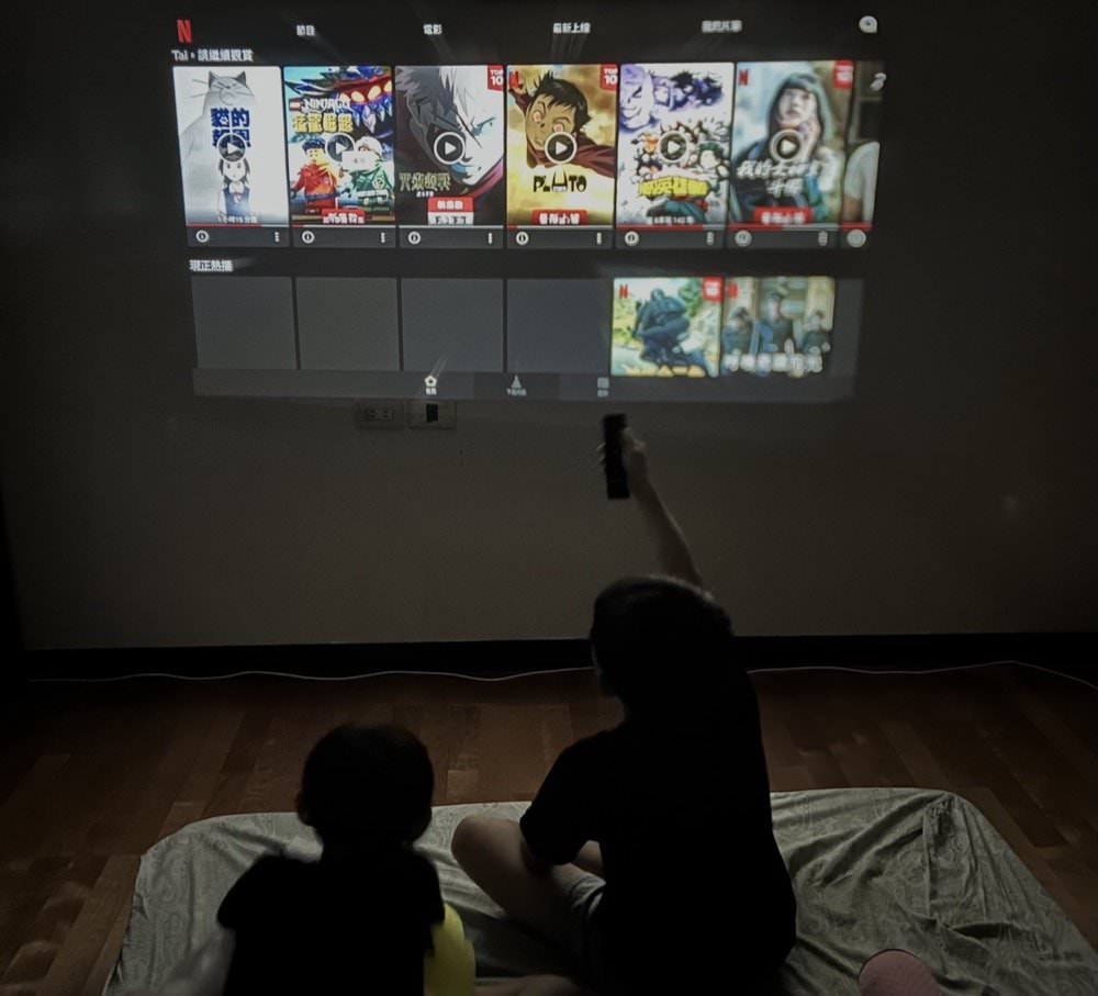 SANSUI 山水微型行動智慧高亮度投影機SPJ-MO｜居家、外出露營都方便！投影機推薦！