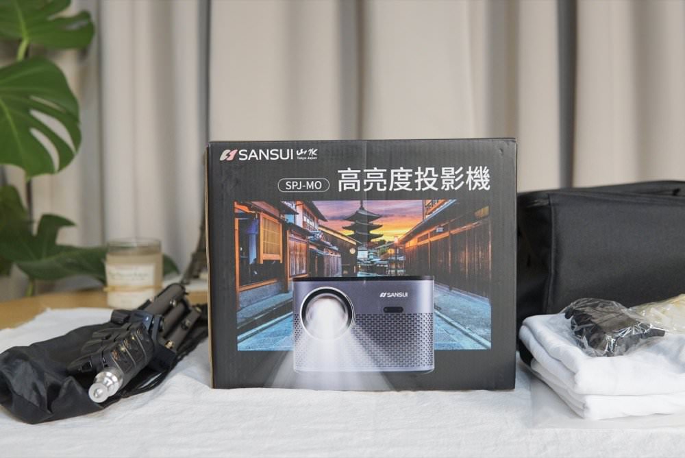 SANSUI 山水微型行動智慧高亮度投影機SPJ-MO｜居家、外出露營都方便！投影機推薦！