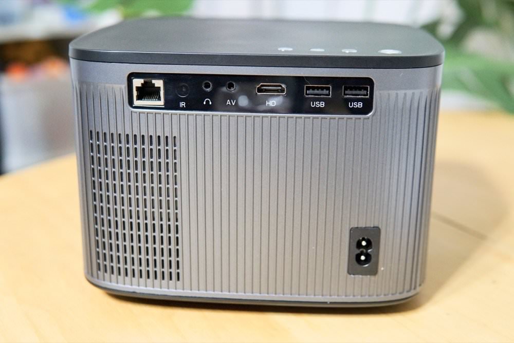 SANSUI 山水微型行動智慧高亮度投影機SPJ-MO｜居家、外出露營都方便！投影機推薦！