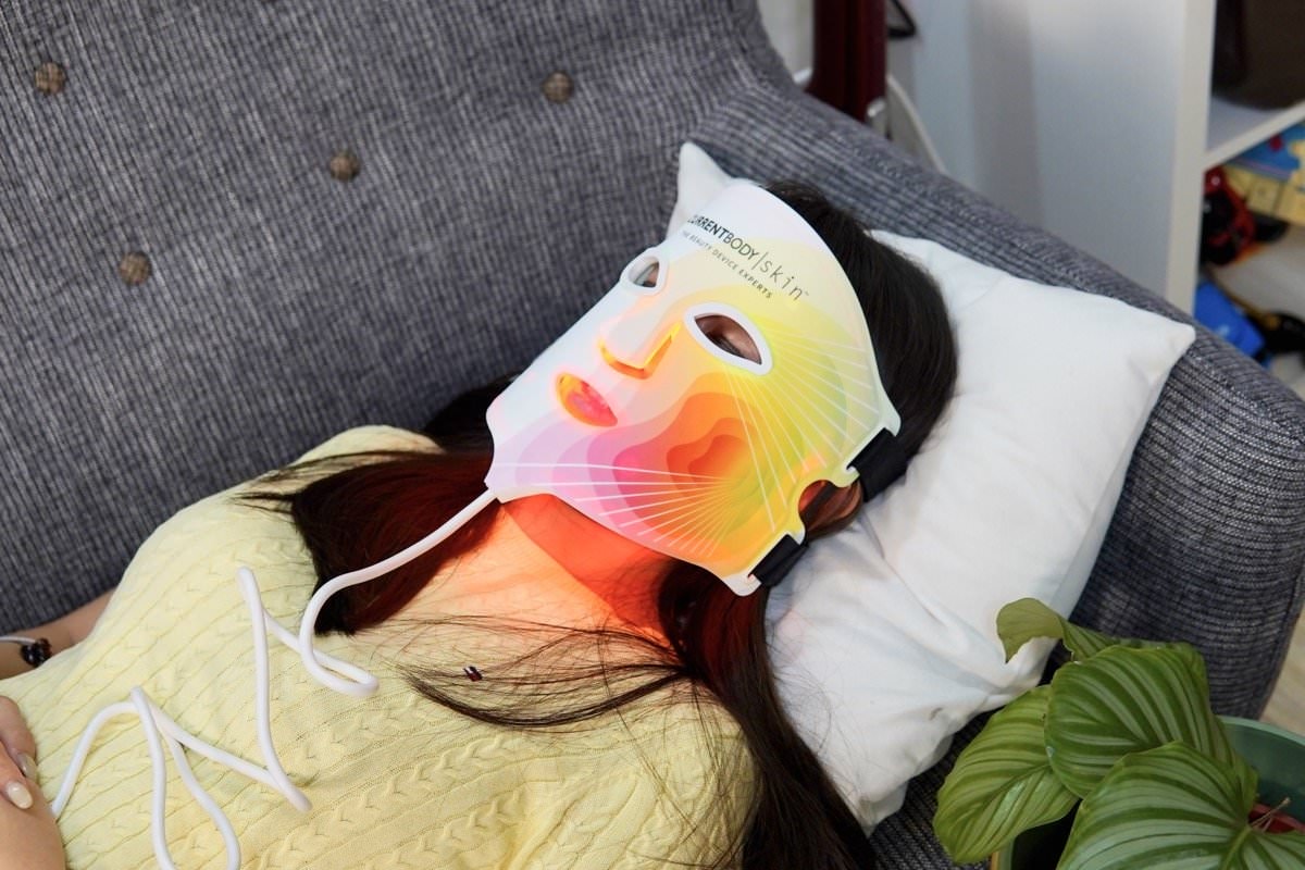 【開箱】CurrentBody Skin 4合1 LED 光療面膜儀，熟齡白透亮的秘密，用過回不去超級推薦！！