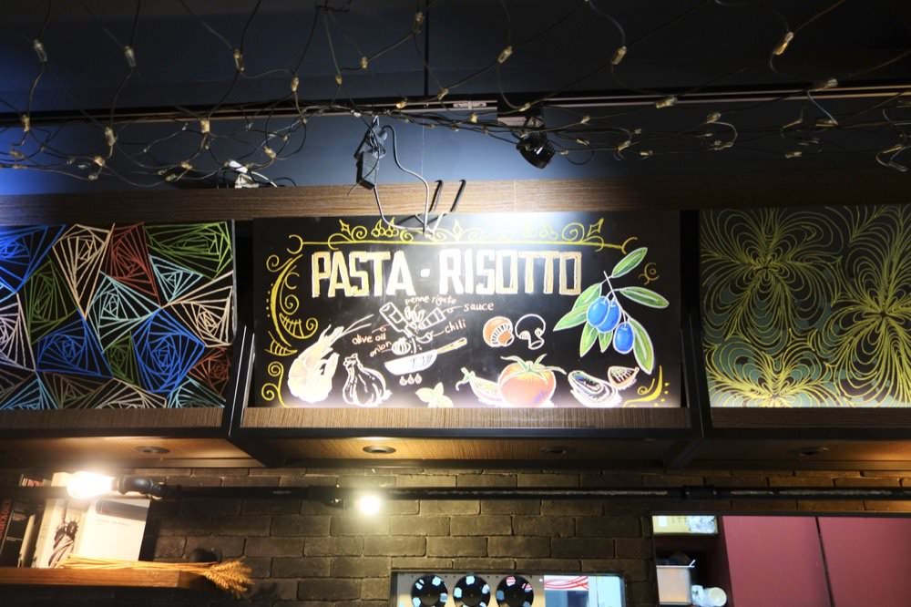 【LOMO Cafe 樂牧樂食所】美式漢堡、義式料理餐廳，中壢不限時咖啡廳推薦！