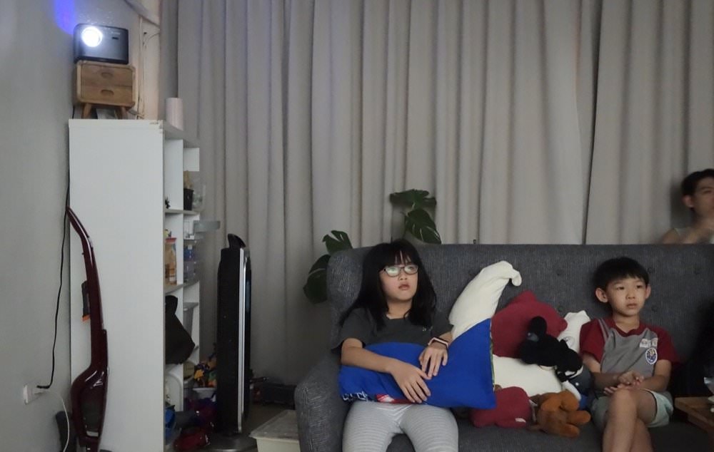 SANSUI 山水微型行動智慧高亮度投影機SPJ-MO｜居家、外出露營都方便！投影機推薦！