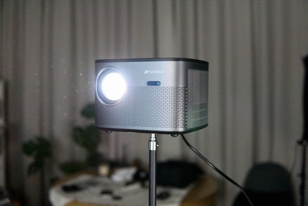 SANSUI 山水微型行動智慧高亮度投影機SPJ-MO｜居家、外出露營都方便！投影機推薦！