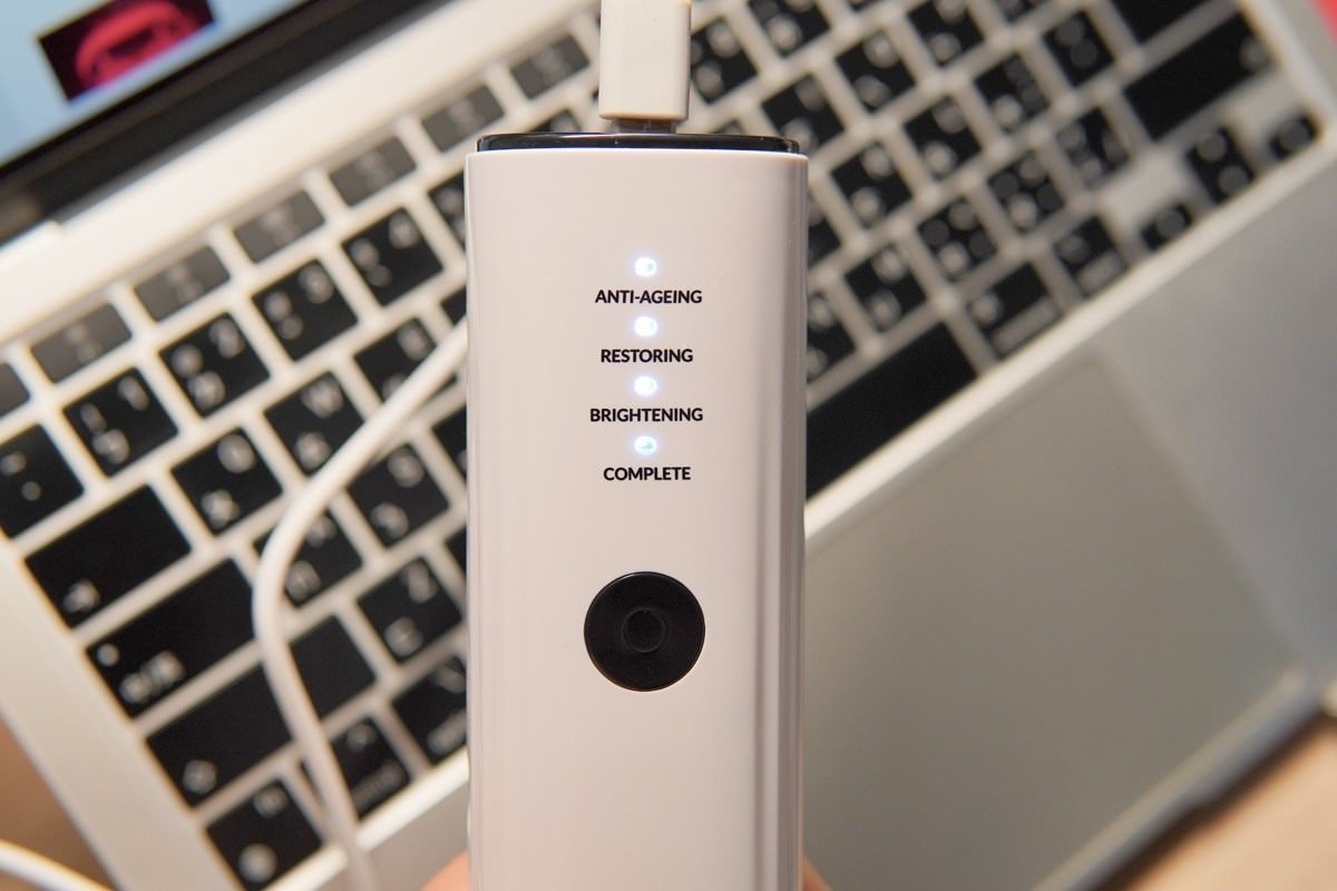 【開箱】CurrentBody Skin 4合1 LED 光療面膜儀，熟齡白透亮的秘密，用過回不去超級推薦！！