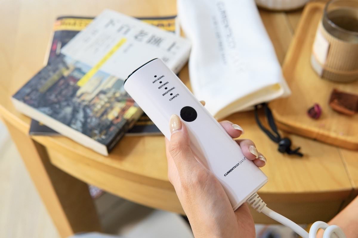 【開箱】CurrentBody Skin 4合1 LED 光療面膜儀，熟齡白透亮的秘密，用過回不去超級推薦！！