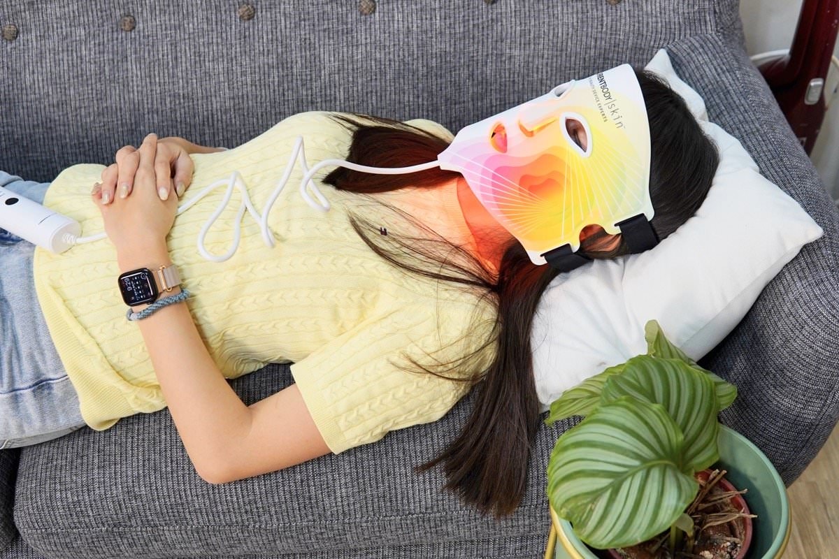 【開箱】CurrentBody Skin 4合1 LED 光療面膜儀，熟齡白透亮的秘密，用過回不去超級推薦！！