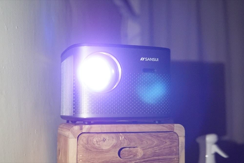 SANSUI 山水微型行動智慧高亮度投影機SPJ-MO｜居家、外出露營都方便！投影機推薦！