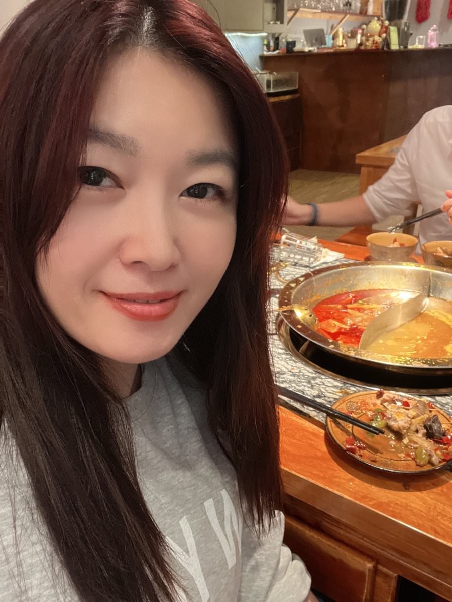 【開箱】CurrentBody Skin 4合1 LED 光療面膜儀，熟齡白透亮的秘密，用過回不去超級推薦！！