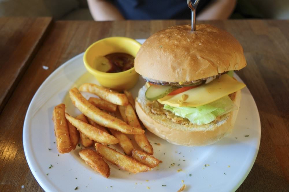 【LOMO Cafe 樂牧樂食所】美式漢堡、義式料理餐廳，中壢不限時咖啡廳推薦！